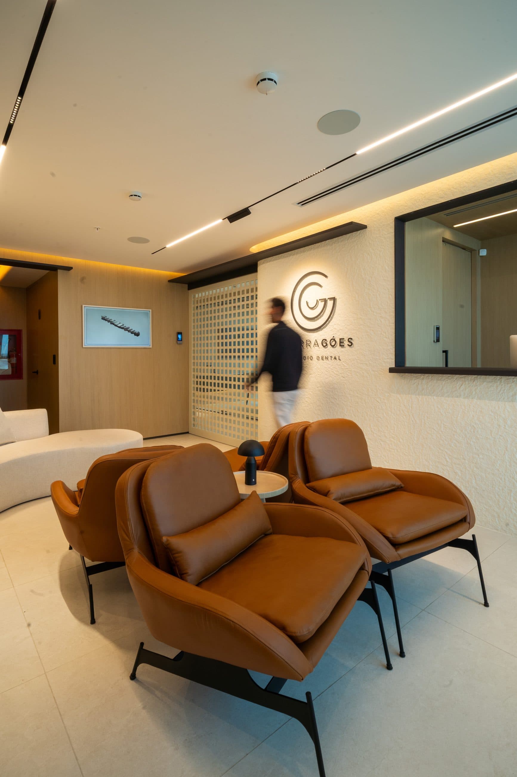 Recepción de Guerra Góes Estudio Dental con el logo en la pared