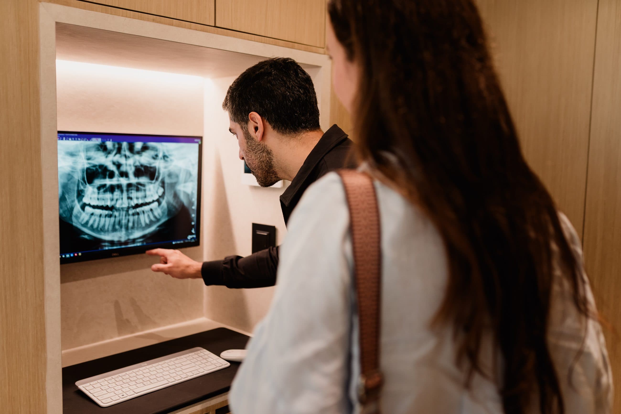 Especialista mostrando una radiografía panorámica en pantalla
